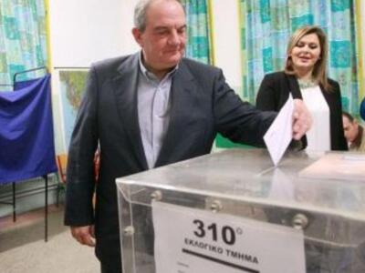 Eν μέσω χειροκροτημάτων ψήφισε ο Καραμανλής