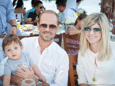 Ο νονός Νίκος Ρουμελιώτης με τον μικρό Δ...