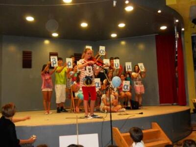 Με θέατρο, μουσική, χορό και προβολές πλ...