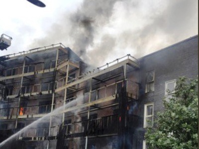 Μεγάλη φωτιά σε πολυκατοικία στο Λονδίνο...