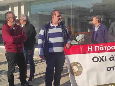 ΠΑΤΡΑ - ΦΩΤΟ: Κινητοποίηση εμπόρων και δικηγόρων έξω από την Εφορία