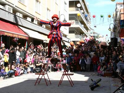 Η Κινητή Καρναβαλούπολη πήγε στον πεζόδρ...