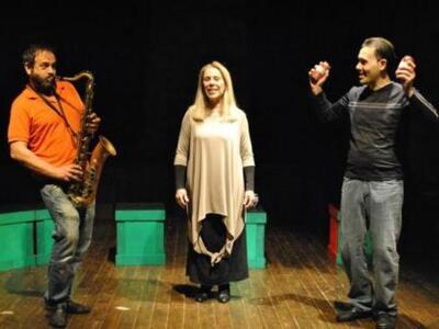 Σκηνή από την παράσταση στο θέατρο Αγορά.