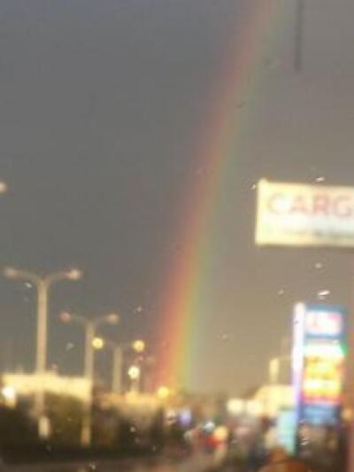 Aπό το βρεγμένο τζάμι του αυτοκινήτου τη...