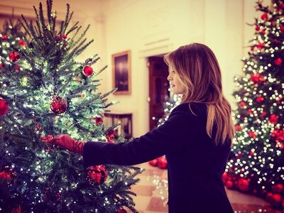 Η Μελάνια στόλισε το Χριστουγεννιάτικο δ...