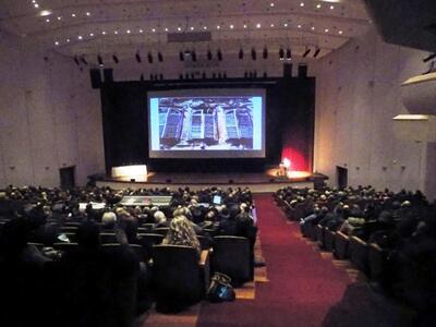 Μαγεύοντας ένα κατάμεστο αμφιθέατρο