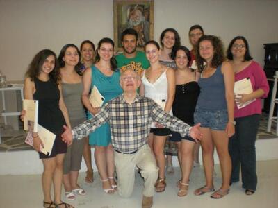 Ο John Rutter με τα μέλη της χορωδίας Πα...