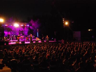 Στιγμιότυπα από τη μουσική παράσταση με ...