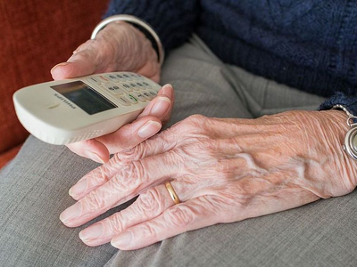 80χρονη αντιμετώπισε συμμορία που θέλησε...