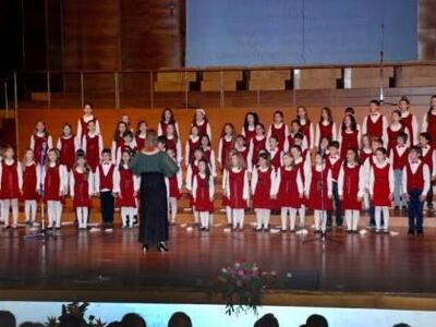 Η προπαιδική χορωδία της Πολυφωνικής της...