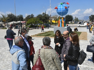 Ο Δήμαρχος Πατρέων επισκέφθηκε και θαύμασε τις άνθινες δημιουργίες σε πλατεία Γεωργία και πλ. Τριών Συμμάχων