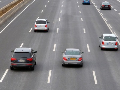 Αμάξι εκτροχιάζεται και προκαλεί ζημιά 5...