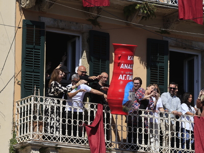 Πάσχα: Το σπάσιμο των μπότηδων στην Κέρκ...
