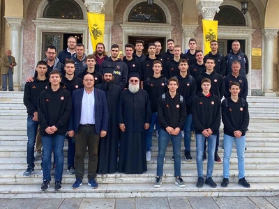 Την εικόνα της Παναγίας Σουμελά προσκύνη...