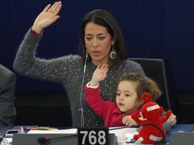 Η πιο μικρή ευρωβουλευτής ψηφίζει μαζί μ...