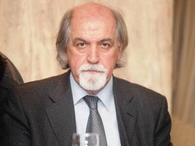 Ο Πρόεδρος του ΤΕΙ Πάτρας Σ. Καπλάνης δί...