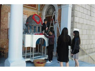 Πασχαλιές και γαρύφαλλα!Στολίζουν τον Επ...