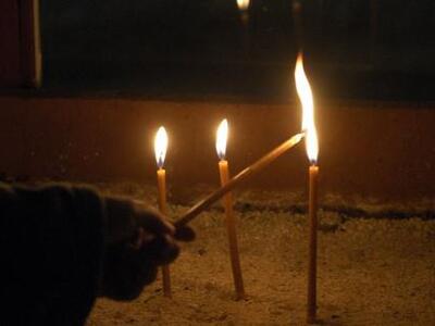 Πάτρα: Ξεγελά τους ιερείς και ξαφρίζει τ...