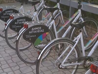 Αιγιάλεια: Προκάλεσαν φθορές στα κοινόχρ...