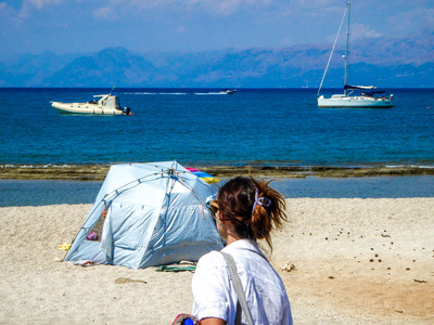 Καιρός: Υψηλές θερμοκρασίες αλλά και βρο...