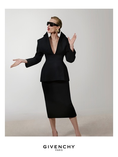 Η Εύα Ερτζιγκόβα στην καμπάνια Givenchy