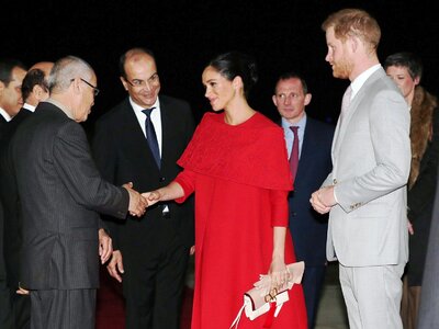 Με κόκκινο Valentino φόρεμα η Μέγκαν Μαρ...