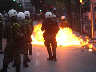 Μολότοφ εναντίον των "φρουρών"...