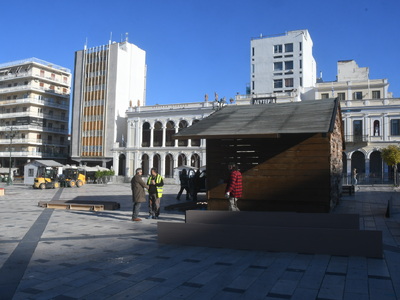 Πάτρα - φωτό: Δείτε πώς φτιάχνεται το χριστουγεννιάτικο χωριό