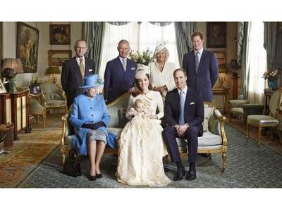 Ανάμεσα στη βασιλική οικογένεια η Kate π...