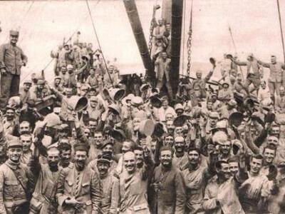 ΠΑΤΡΑ - 1915 - ΓΑΛΛΟΙ ΣΤΡΑΤΙΩΤΕΣ ANAXΩΡΟΥΝ AΠO ΤΟ ΛΙΜΑΝΙ ΤΗΣ ΠΑΤΡΑΣ -ΦΩΤΟΓΡΑΦΙΑ ΑΠΟ MARINE FRANCAISE.- ΝΤΕΛΚΑΜΠ./αρχείο Βασίλη Καραβασίλη