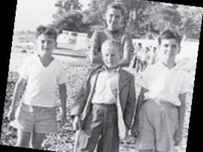 Πιτσιρίκια χαίρονται τη θάλασσα στα Μποζ...