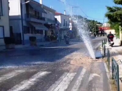 Συντριβάνι από το... πουθενά στο κέντρο ...