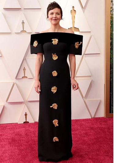 Mάγκι Τζίλενχαλ με Schiaparelli