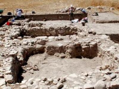 Η αρχαιολογική σκαπάνη έφερε στο φως οικ...