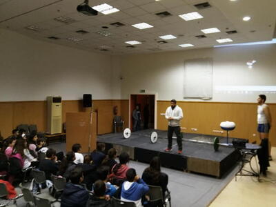 Η επίδειξη άρσης βαρών σε μικρά παιδιά α...