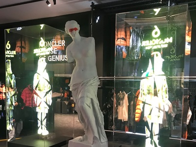 H Αφροδίτη της Μήλου στο νέο κατάστημα της Moncler