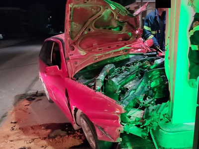 Δυτική Ελλάδα: ΙΧ «καρφώθηκε» σε κολόνα ...