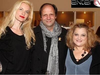 Αυτή είναι η κουκλάρα σύζυγος του σεναρι...