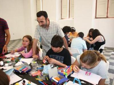 Ο Κώστας Κατράκης καθοδηγεί τους νέους  ...