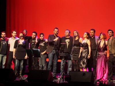 Όλο το ελληνικό πεντάγραμμο τραγούδησε γ...