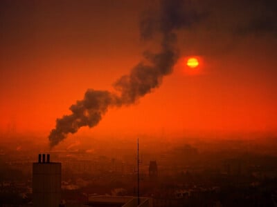 Κορωνοϊός: Η ατμοσφαιρική ρύπανση «εγκυμ...