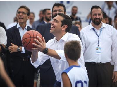 Ο Αλέξης Τσίπρας, στα περίπτερα της 83ης...