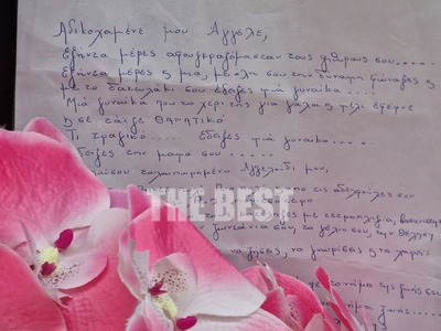 Συγκινητικές εικόνες: Αφήνουν λουλούδια ...