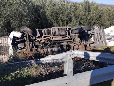 Δυτική Ελλάδα: Νταλίκα τούμπαρε σε στροφ...