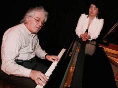 Ένας ομογενής πιανίστας που ταξιδεύει σε...