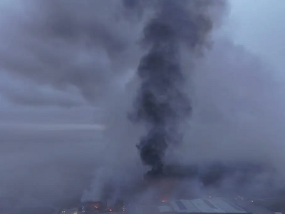 Εικόνες από το φλεγόμενο εργοστάσιο από ...