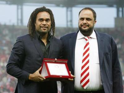 Ανακοίνωσε Καρεμπέ ο Ολυμπιακός