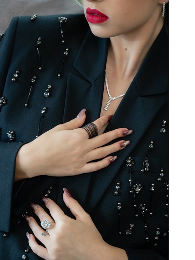 Μενταγιόν και σκουλαρίκια από λευκόχρυσο...