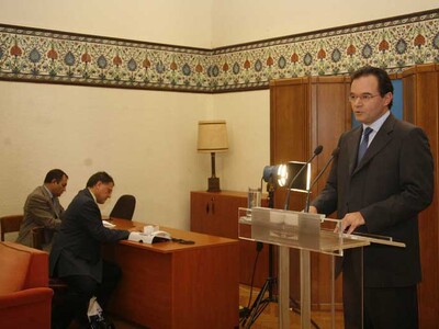 Το πρώτο τετ-α-τετ Παπακωνσταντίνου με Αλμούνια