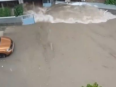 Άλιμος: Έπεσε μάντρα πολυκατοικίας από τ...